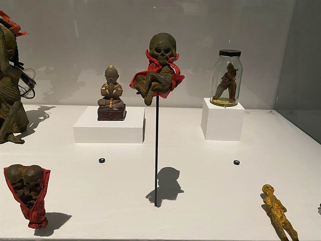 台南市美術館「亞洲的地獄與幽魂」特展，今天下午首度開箱特展內容。（曹婷婷攝）
