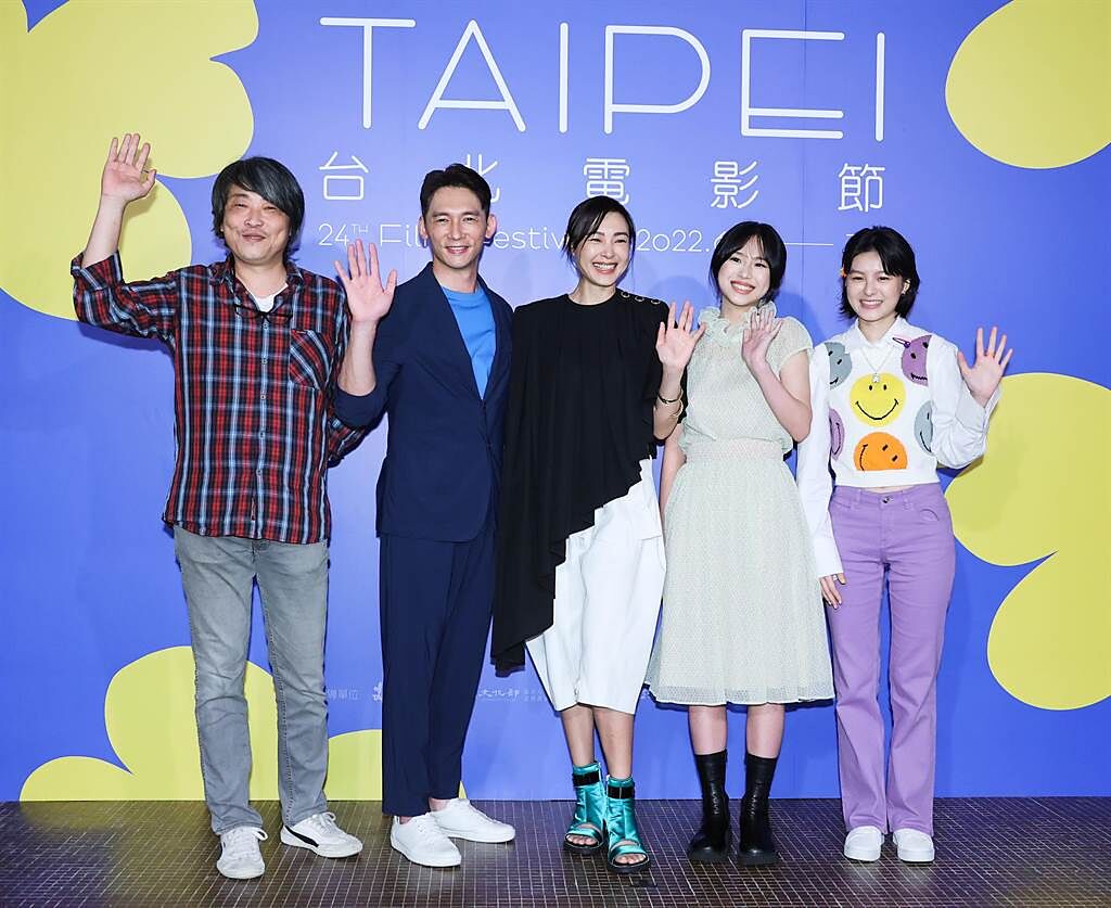 導演賴國安（左起）、温昇豪、曾珮瑜、程希緹、宸頤出席《夢遊樂園》北影世界首映。（羅永銘攝）