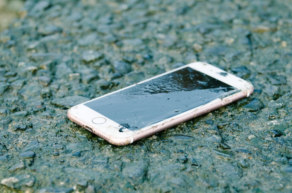 英國一名男子撿到一支泡水10個月的iPhone，用空氣壓縮機吹乾後仍能使用。（示意圖／達志影像）