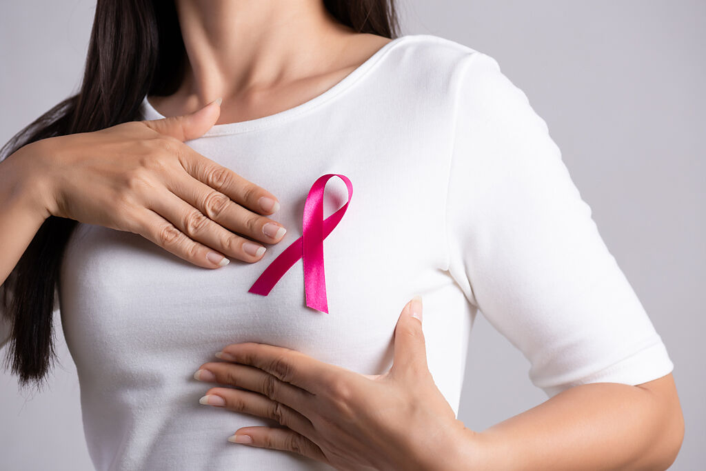 一名50多歲的媽媽罹患乳癌，家人卻反對她接受治療。（示意圖／Shutterstock）