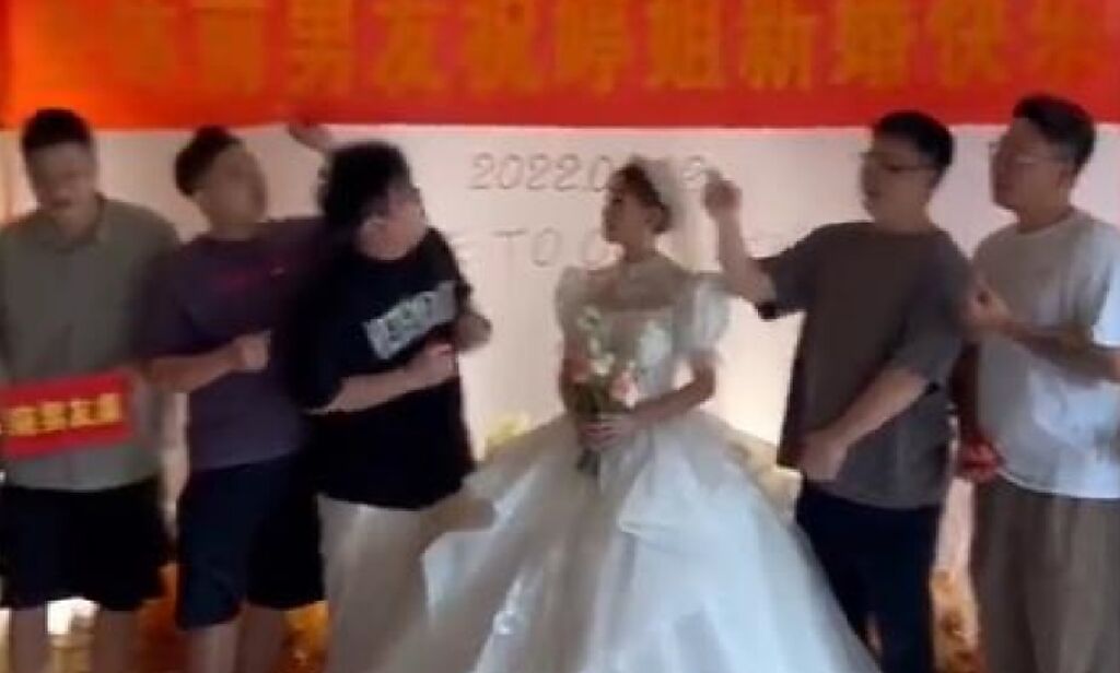 新娘展現人氣，結婚當天請來9位「前男友」。（翻攝微博）