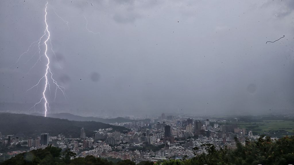 午後熱對流旺盛，中央氣象局25日針對台北市等12縣市發布大雷雨即時訊息，而突如其來的閃電形成壯麗景致。（杜宜諳攝）