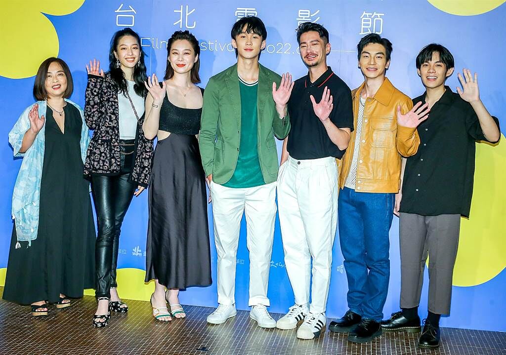 《小藍》在台北電影節世界首映，導演李怡芳（左起）率演員王渝萱、許乃涵、葉廷麒、周詠軒、張洛偍、李彥承出席。（粘耿豪攝）