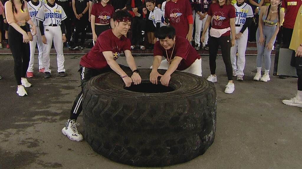 胡瓜（右）找郭忠佑挑戰180公斤大輪胎。（民視提供）