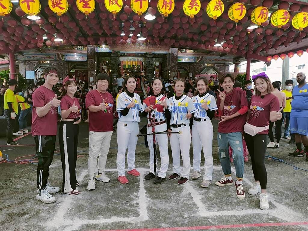 體壇4女神許淑淨、譚雅婷、程文欣以及姜巧文為新節目《超級王牌棒球隊》宣傳。（民視提供）