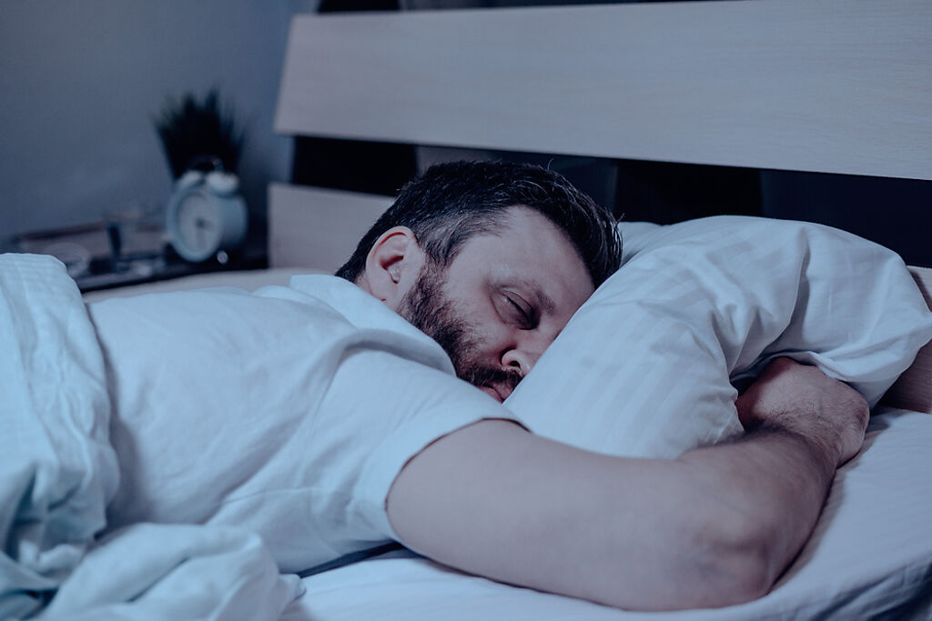 專家稱「趴睡」是最糟糕、最危險的睡姿。(示意圖／shutterstock)