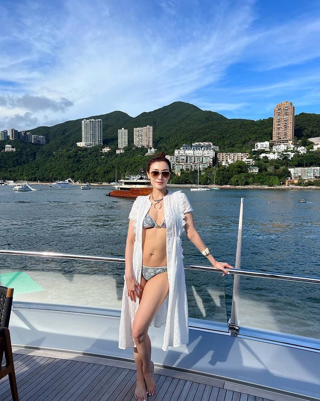 52歲李嘉欣外衣套上白色罩衫，讓太陽直曬在她的完美身材上。(圖/李嘉欣 IG)