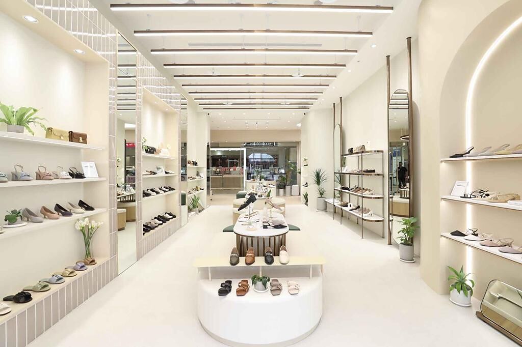 D+AF信義門市天花板也流暢的金屬燈條，打造「最美鞋店」。（D+AF提供）
