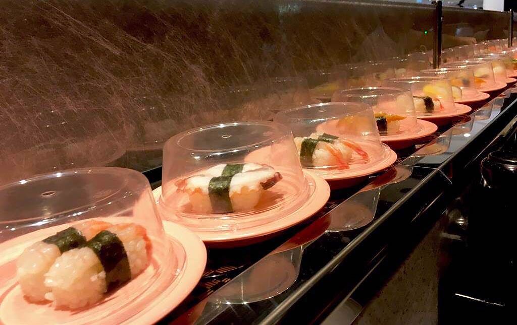 網友表示爭鮮鮭魚壽司將於明日從30元漲價為40元，民眾若想搶便宜得把握最後時間。(示意圖／達志影像)