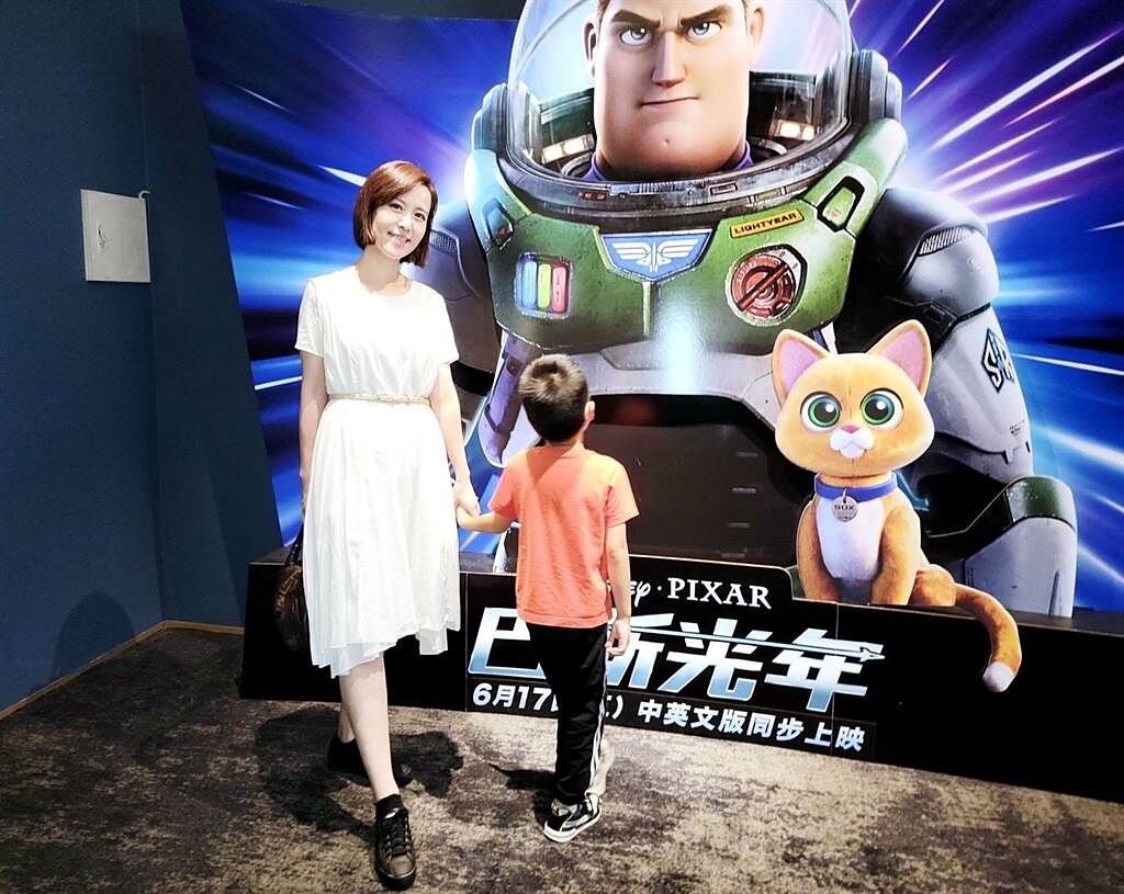 鏡新聞台語主播黃筱純，帶著兒子參與親子電影包場的公益活動。（鏡新聞提供）