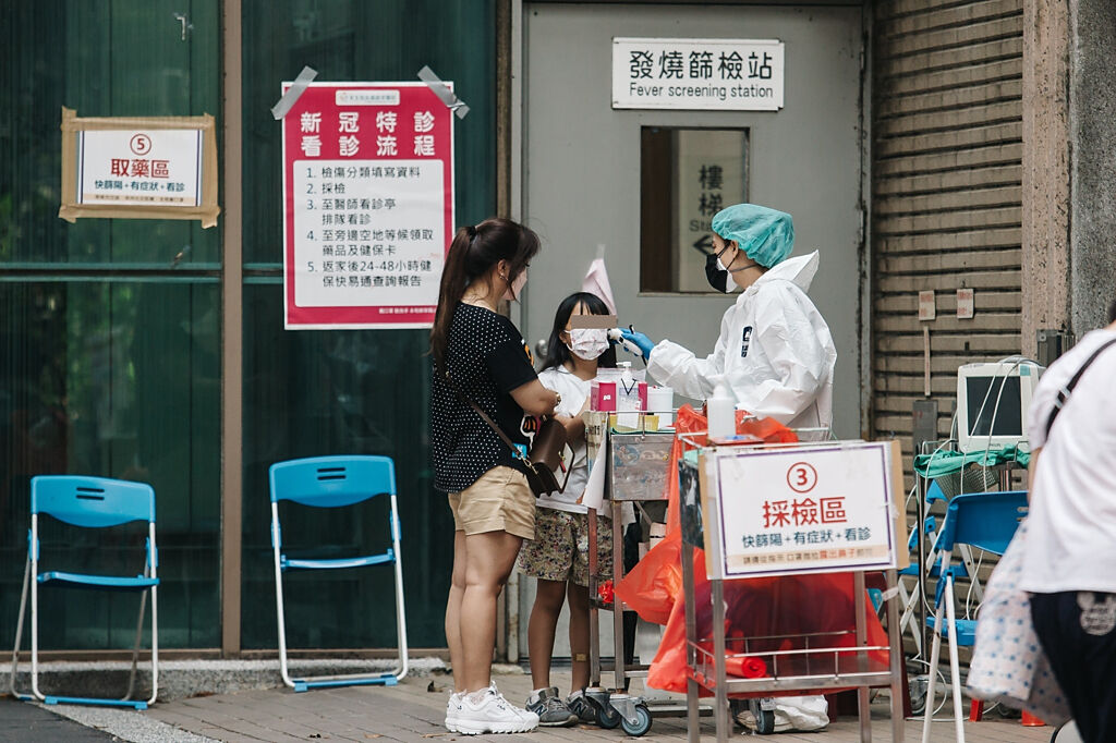 一名護理師表示近日台灣出現猴痘首例確診病例，她擔憂未來猴痘疫情擴大，還得再照護猴痘患者，感嘆地說，「當初念護理系只是為了有穩定收入，不是來犧牲的」。（圖／示意圖，記者郭吉銓攝影）
