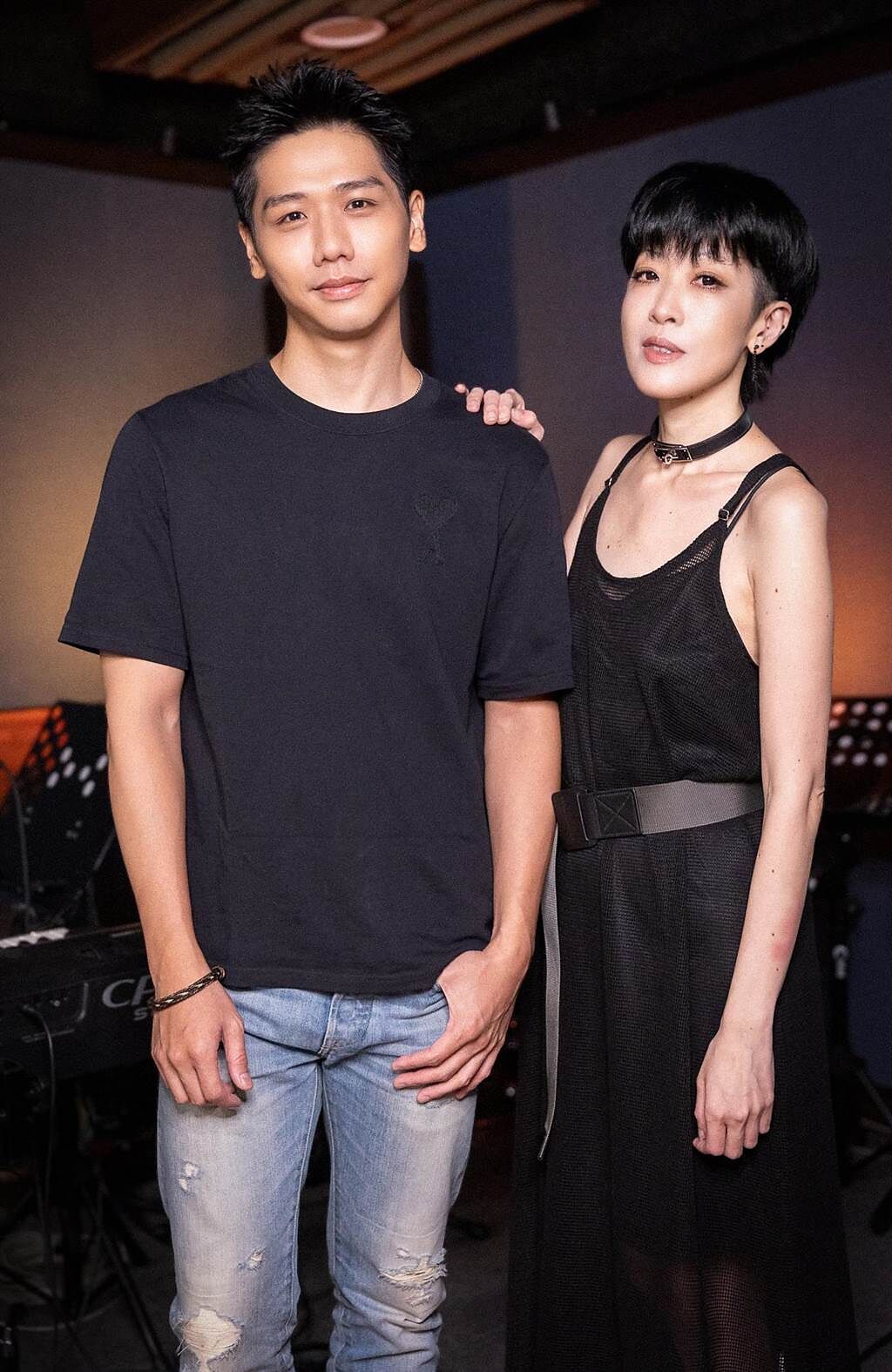 陳珊妮（右）公布演唱會彩蛋樂手為蔡旻佑。（大樂音樂提供）