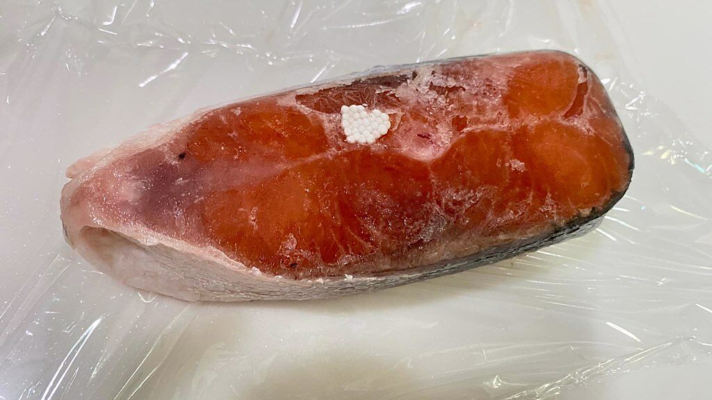 原PO把空運鮭魚切片買回家後，發現上面殘有不明的白色卵狀物。（翻攝自Costco好市多 商品經驗老實說臉書）