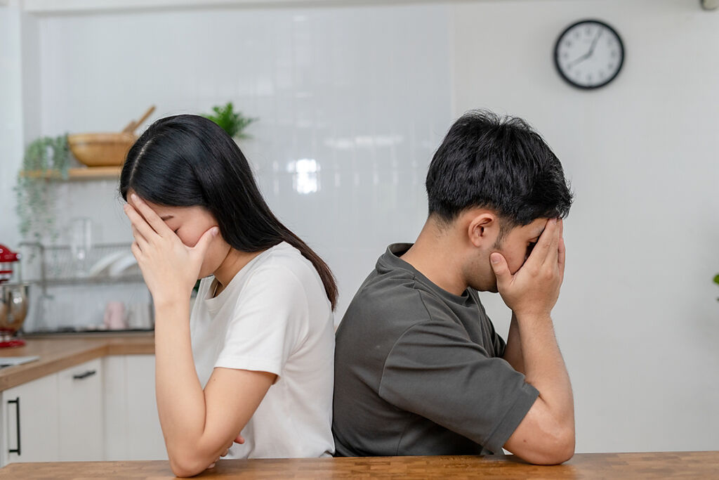 一名人夫與妻子吵架而離家出走，改向女同事租房同居，卻慘被妻子提告求償。（示意圖／Shutterstock）