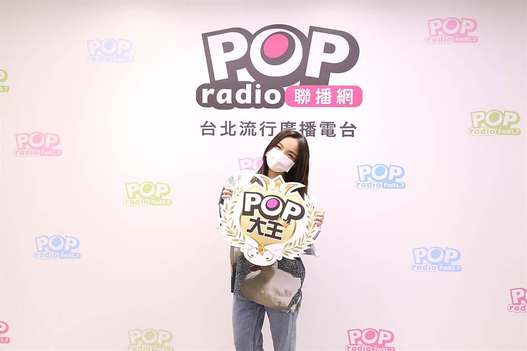 徐佳瑩在節目中特別感謝製作人陳君豪替她把關專輯品質。（POP Radio提供）