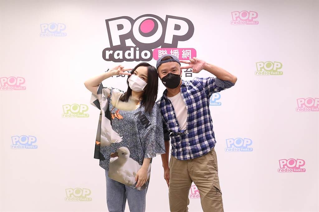 徐佳瑩(左)接受POP Radio《音樂123》DJ丹尼專訪。（POP Radio提供）