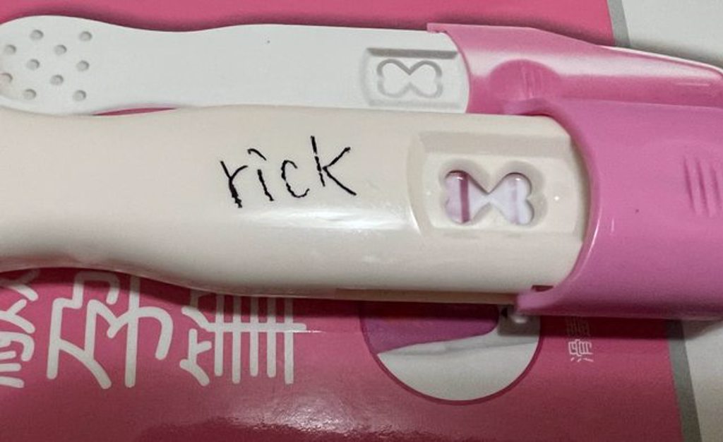 男子在驗孕棒上寫上姓名，證明不是網路隨便抓圖騙網友。(圖/翻攝「PTT」)
