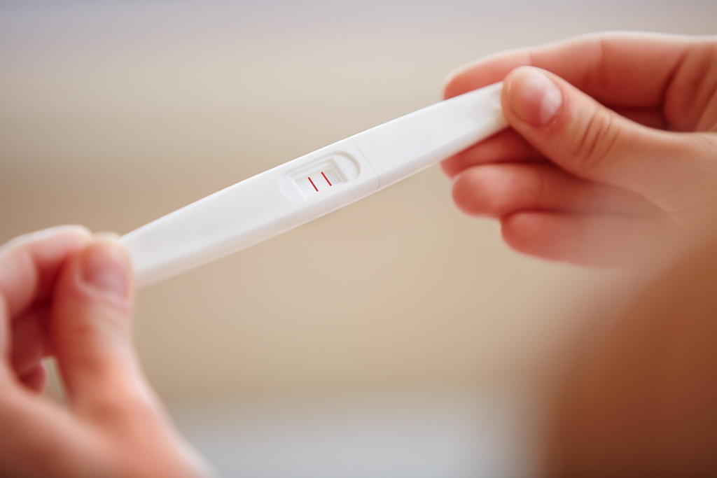 驗孕棒兩條線僅代表懷孕？恐怕有別的原因。(示意圖/Shutterstock)