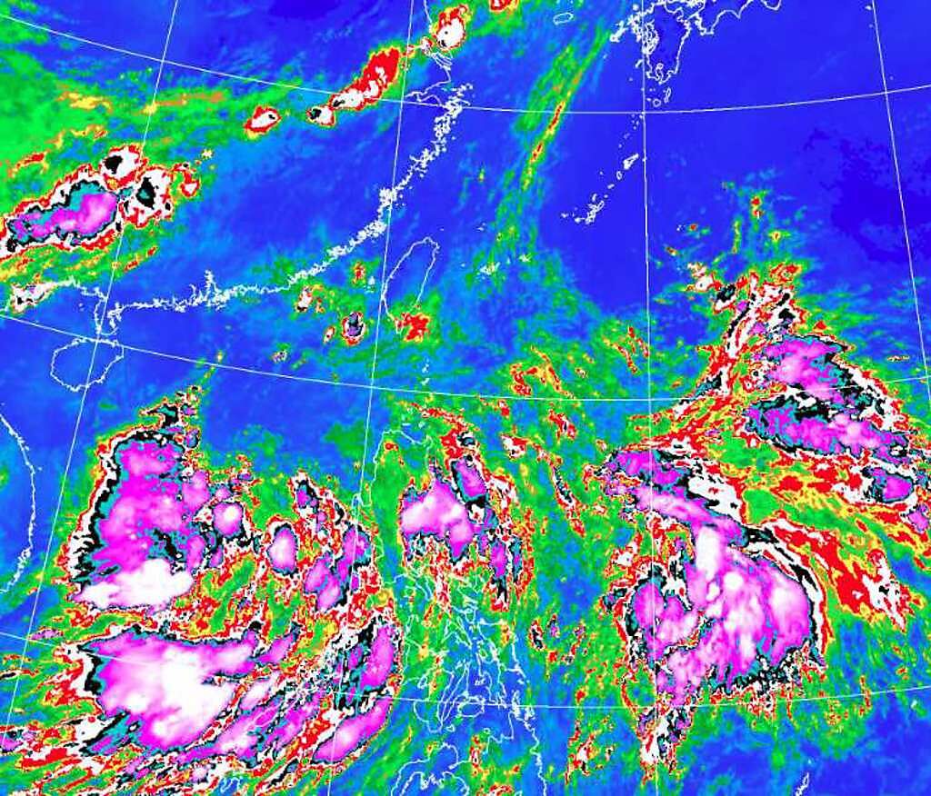 南海、菲律賓東方各有熱帶擾動發展；兩者先後發展成颱的機率、逐日提高。圖為衛星雲圖。(翻攝自氣象局)