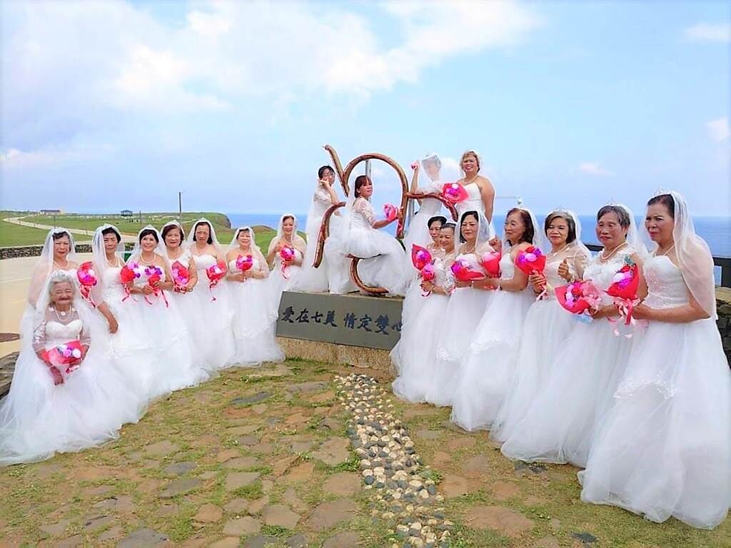 愛在七美銀髮婚紗秀有17位阿嬤參加，為了讓她們能圓一次少女夢，特別安排在知名的雙心石滬前拍照。（呂汶駿提供）