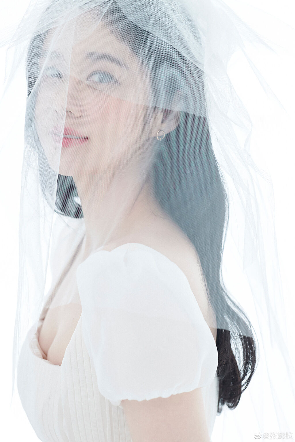 張娜拉在微博公開婚紗照。（圖／張娜拉微博）