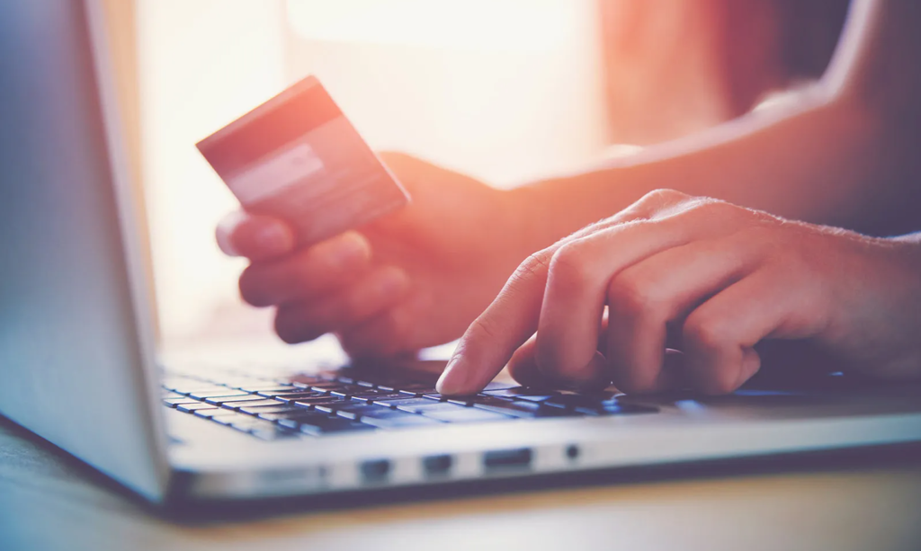 網購刷卡可能會使信用卡被盜刷。(圖/翻攝自Shutterstock)