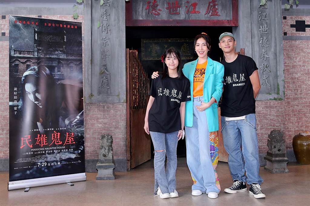 楊謹華（中）與彤彤（左）、劉韋辰於29日「重返拍攝現場」。（黃世麒攝）