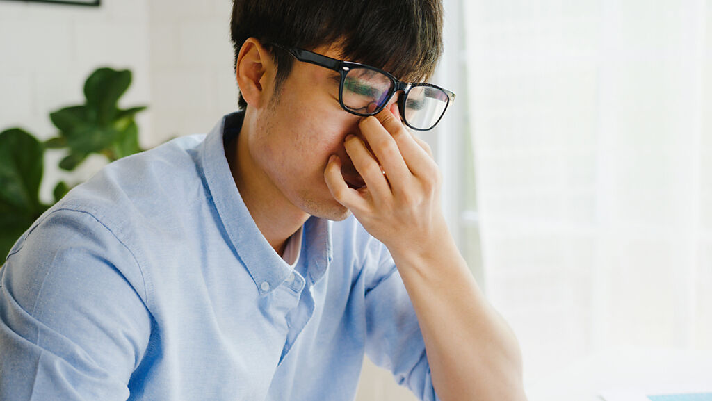 不只眼睛乾要警覺 他一專心就狂流淚 竟也是乾眼症。(示意圖/Shutterstock)