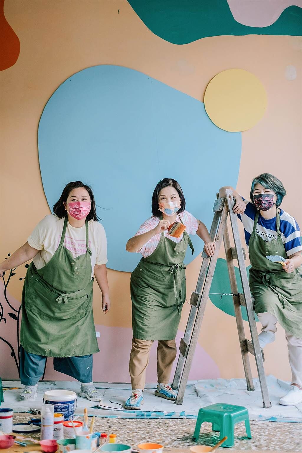 鍾欣凌（左起）、楊貴媚、嚴藝文在台南全美戲院體驗手繪電影看板。（桂田文化藝術基金會提供）