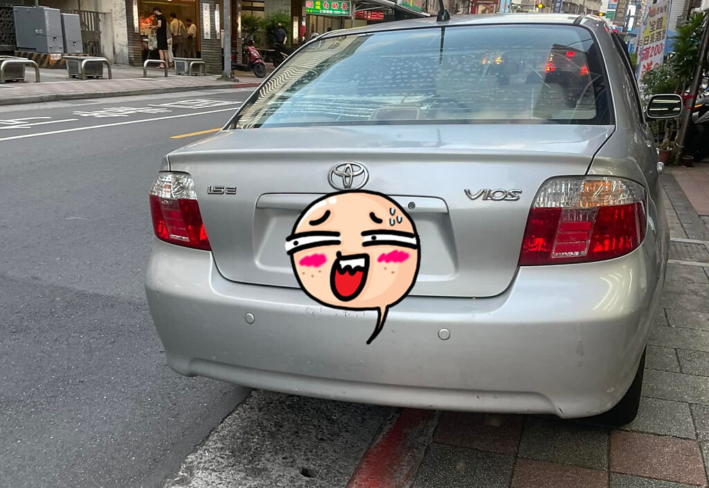 有網友在路上目擊1輛違規停駛在紅線上的轎車，車牌竟是「XX87-YA」，諧音像是「白癡YA」，讓網友拍下照片笑說「合理」。（翻攝自臉書「路上觀察學院」）
