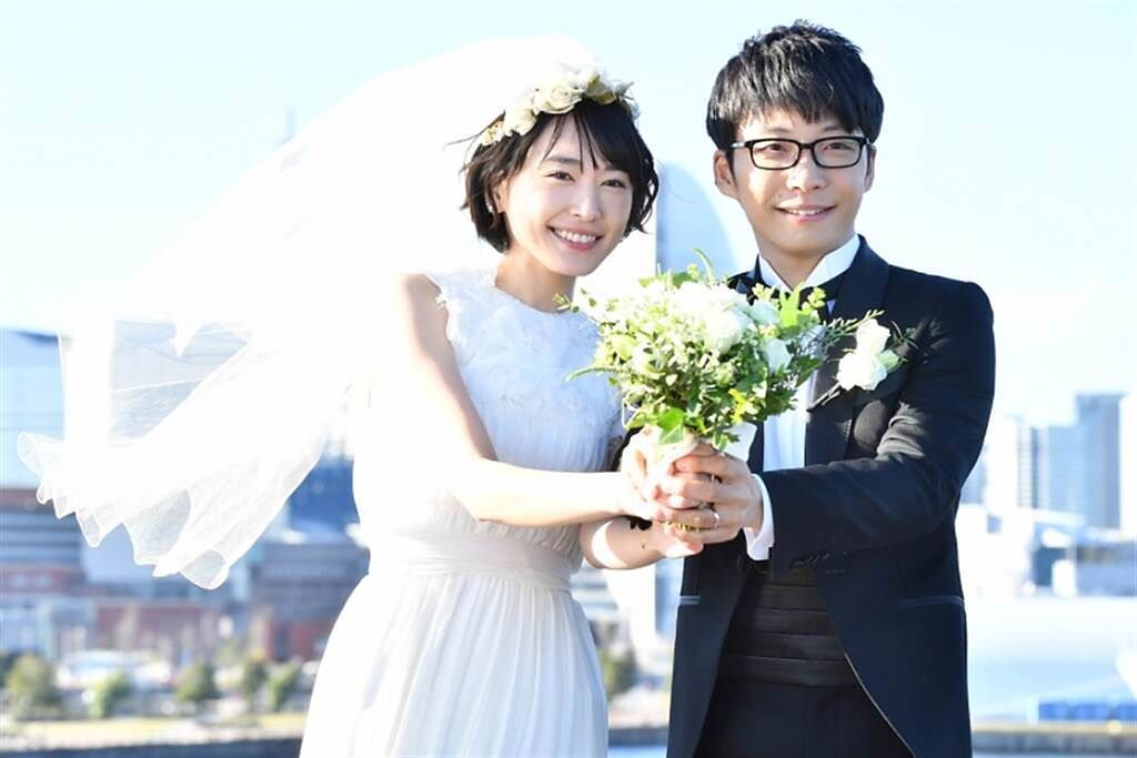 日本人氣女星新垣結衣在2021年和男歌手星野源結婚。(圖/ 摘自《月薪嬌妻》劇照)
