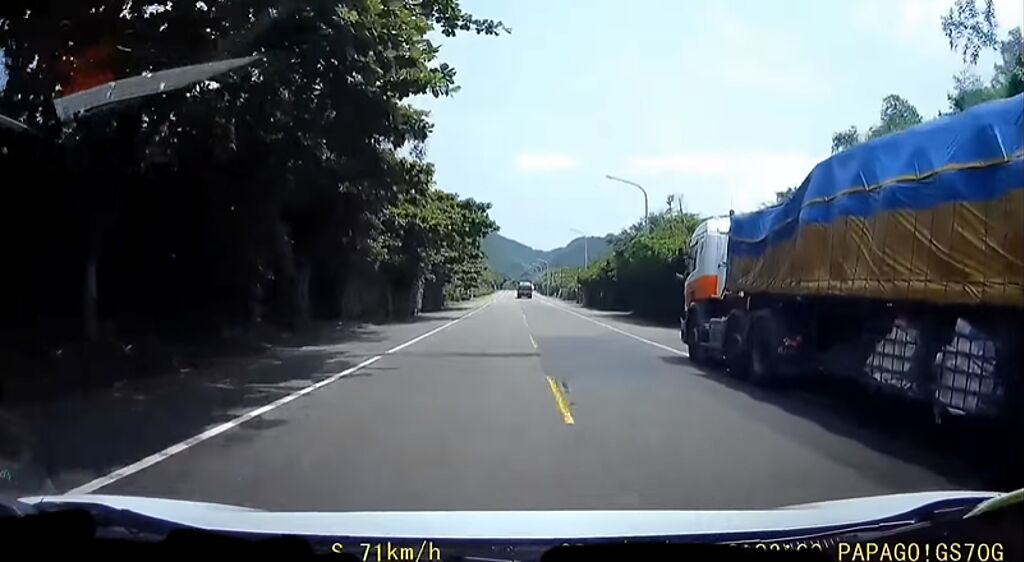 網友眼見砂石車讓路果斷超車，沒想到前方卻藏有一台測速照相。（翻攝自爆廢公社公開版臉書）