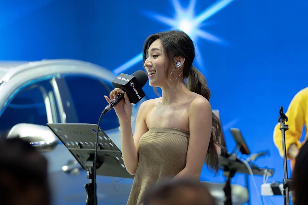 黃瑋昕近來受邀在線上直播音樂會開唱，熱情與粉絲互動。（新禧未來音樂提供）