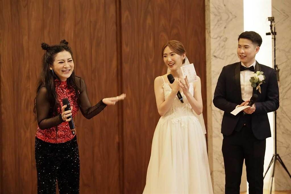 王彩樺（左）選唱〈寶貝〉當祝歌獻新人。（東森綜合提供）