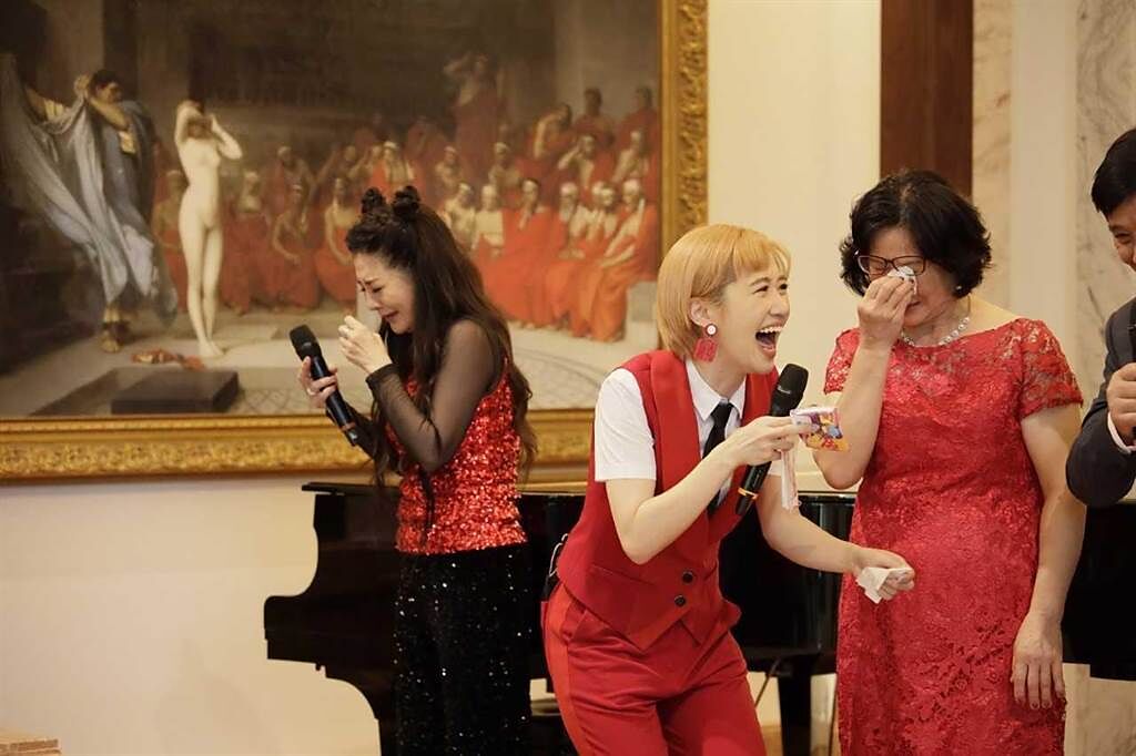 《婚禮歌手》中新人謝親恩不只逼哭新娘爸媽，王彩樺（左一）也感動落淚。（東森綜合台提供）