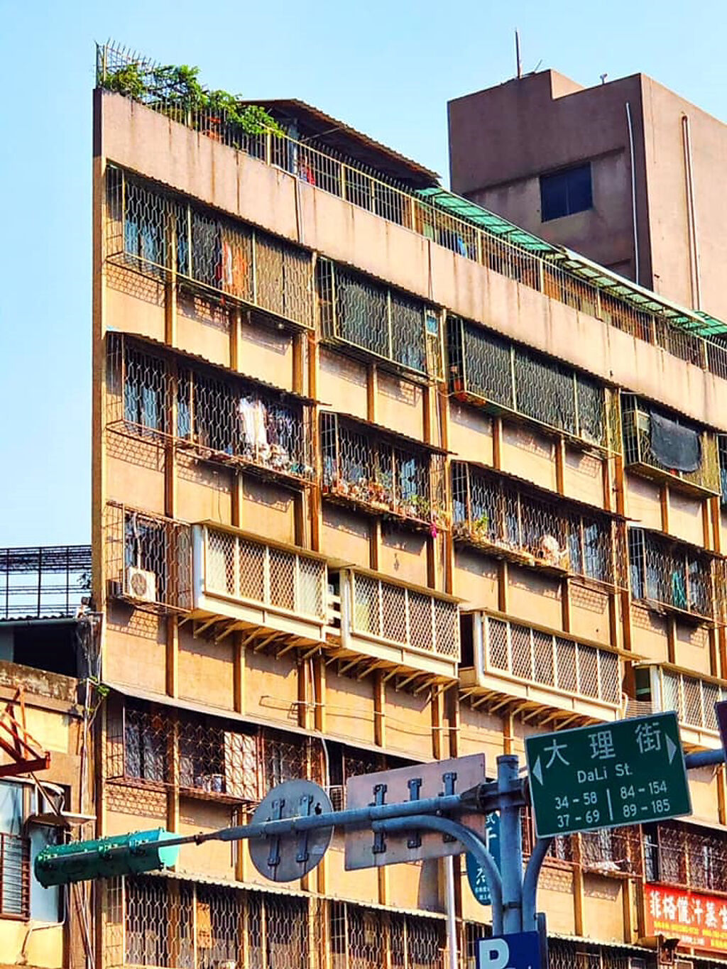 台北市萬華區的西園路一段與大理街口也有1棟紙片屋。（翻攝自臉書社團《我是萬華人）