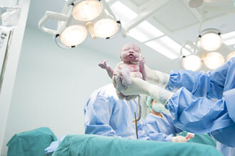接生扯斷男嬰手臂神經 醫院竟說「不拉出不來」