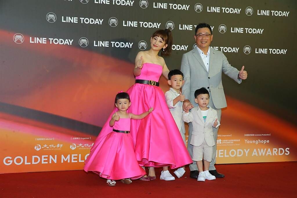 張涵雅與新竹市議員老公吳國寶以及3個兒女登上金曲紅毯。（羅永銘、粘耿豪攝）