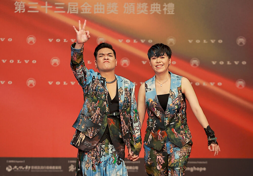 江惠儀(右)以專輯《空》再奪最佳台語女歌手獎，二度拿下金曲台語歌后。（圖／台視提供）