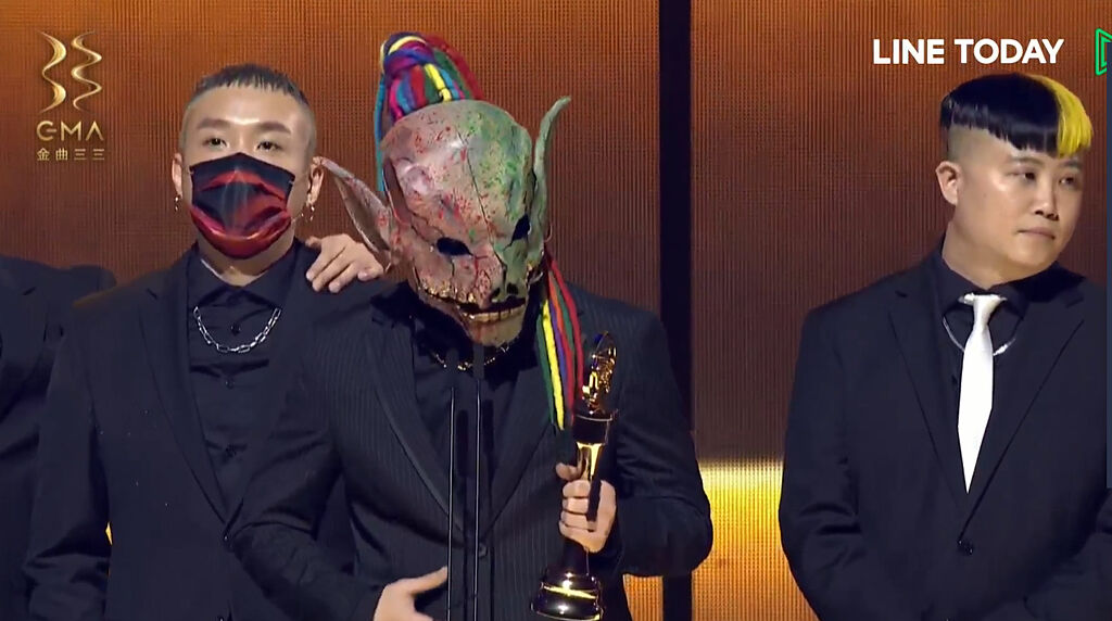 血肉果汁機主唱童仲宇（GIGO）戴著精神象徵「豬頭」上台領獎，畫面吸睛。（圖／取自LINE TV）