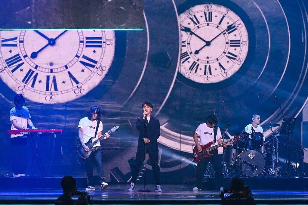 歌手韋禮安(中)演唱所有最佳男歌手入圍者的組曲，唱崔健《時間的B面》表現稱職。（圖／台視提供）