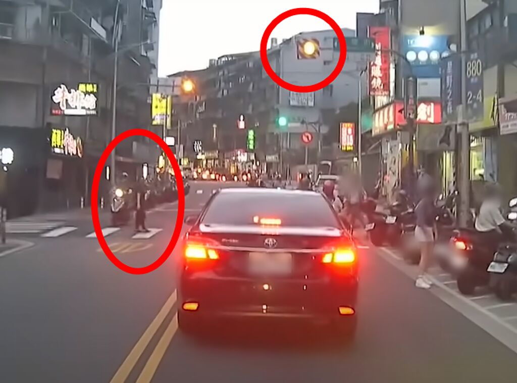 黑色轎車遇到閃黃燈路口，選擇先停下，禮讓行人，標準且正確的行車觀念引起網友大讚。（翻攝自YouTube「WoWtchout - 地圖型行車影像分享平台」）