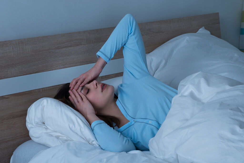 與手機共枕眠，真的會導致病變嗎？（示意圖／Shutterstock）