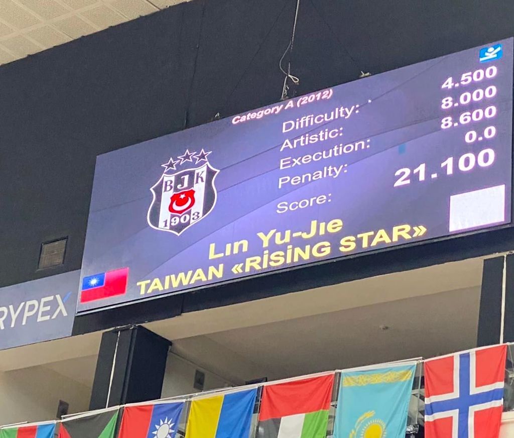 國旗、TAIWAN字樣出現在會場的電子牆上。（圖／取材自瑞莎 Larisa 臉書）