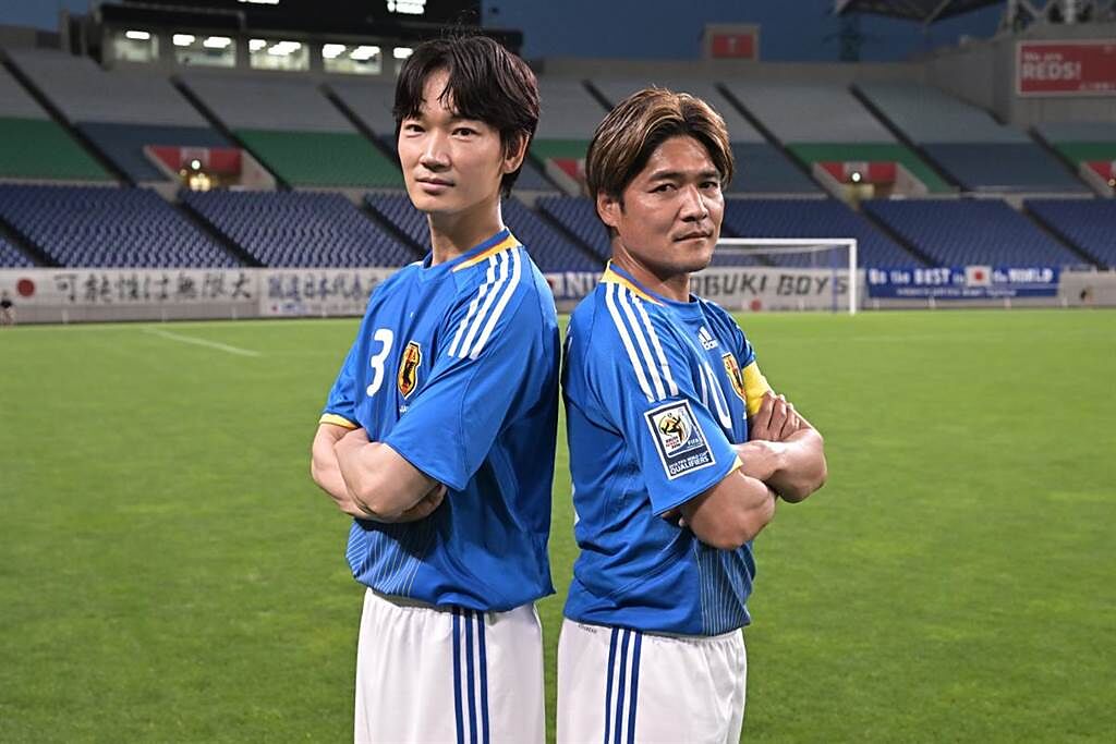綾野剛（左）接受日本國足大久保嘉人的特訓。（摘自推特）