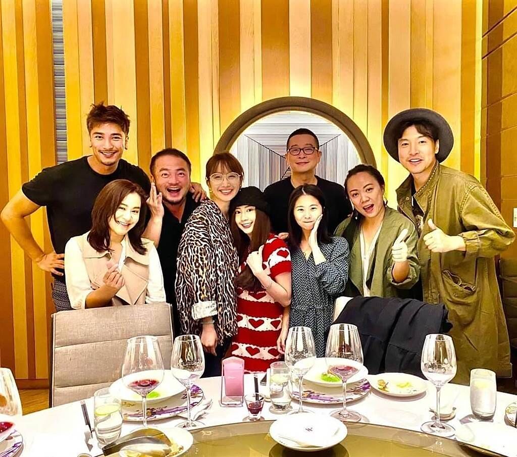朱俐靜（左四）與《超偶3》戰友每年都會聚會。（摘自羅平臉書）