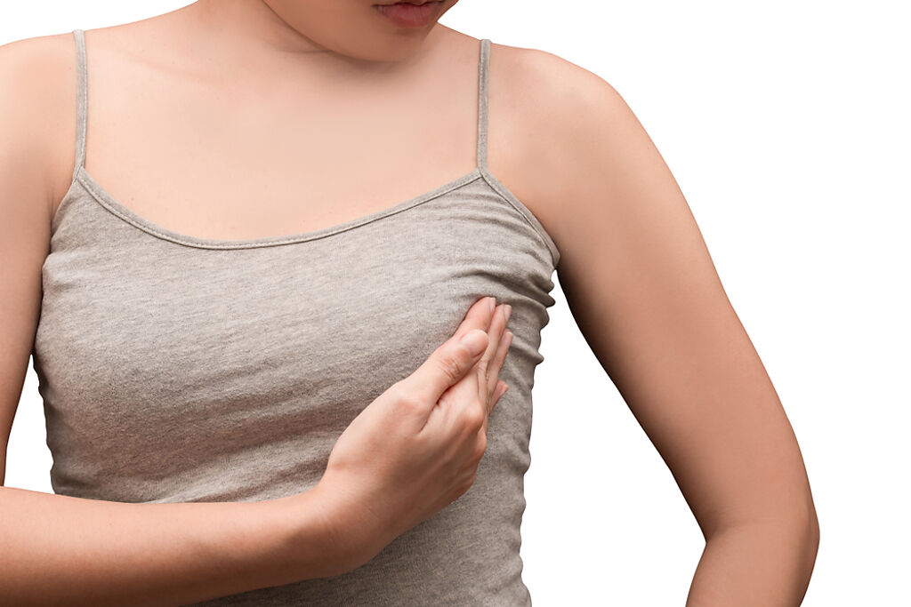 台北市立萬芳醫院乳房外科主任張渭文提醒，35歲以上女性進行乳房超音波，可定期在固定醫院檢查，才能更有利追蹤變化。(示意圖/Shutterstock)
