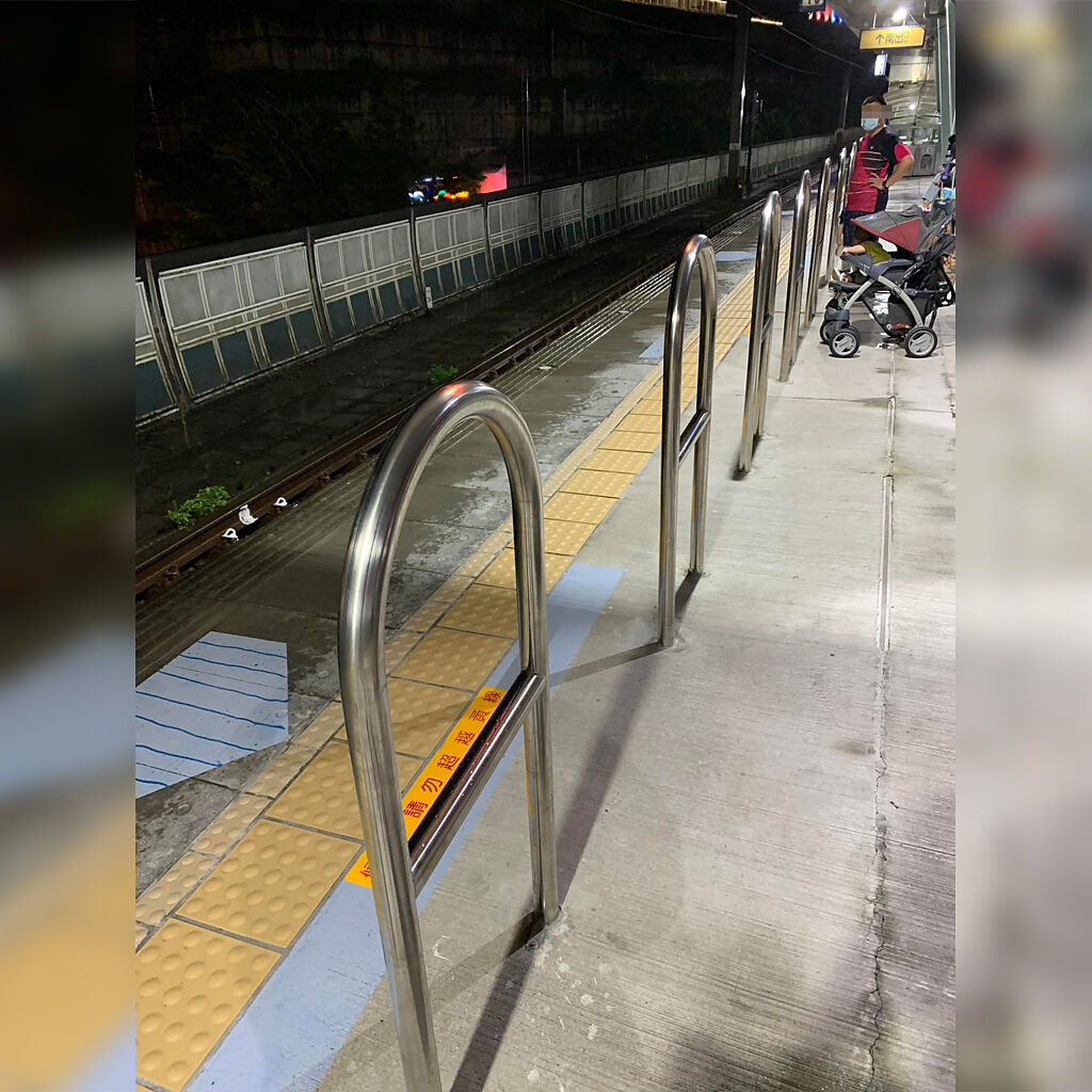 網友不解汐科火車站月台裝設的拱形欄杆有何用意。（圖／翻攝自汐止集團）