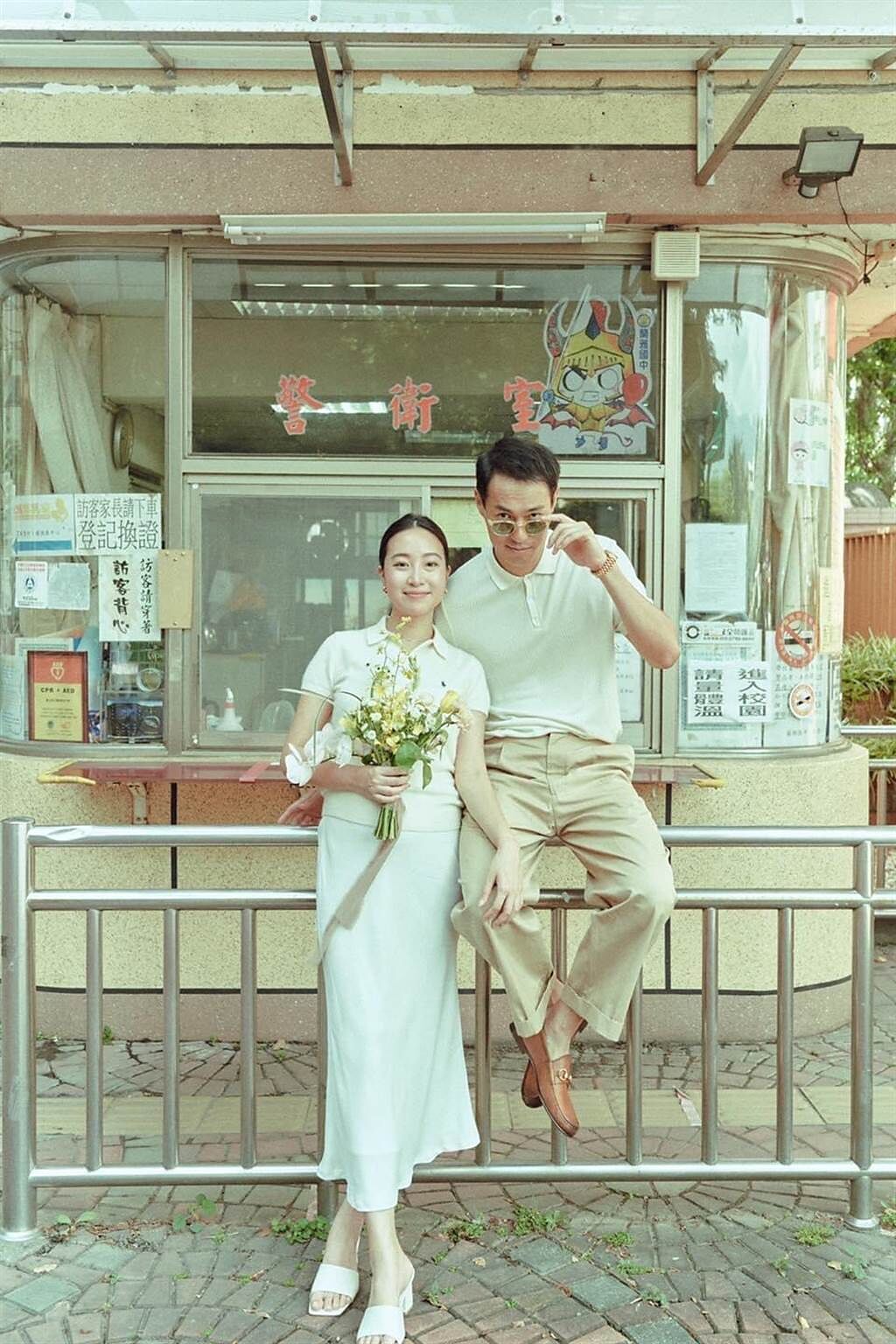 楊祐寧2020年9月9日秀出與老婆的校園婚紗照。（摘自臉書）