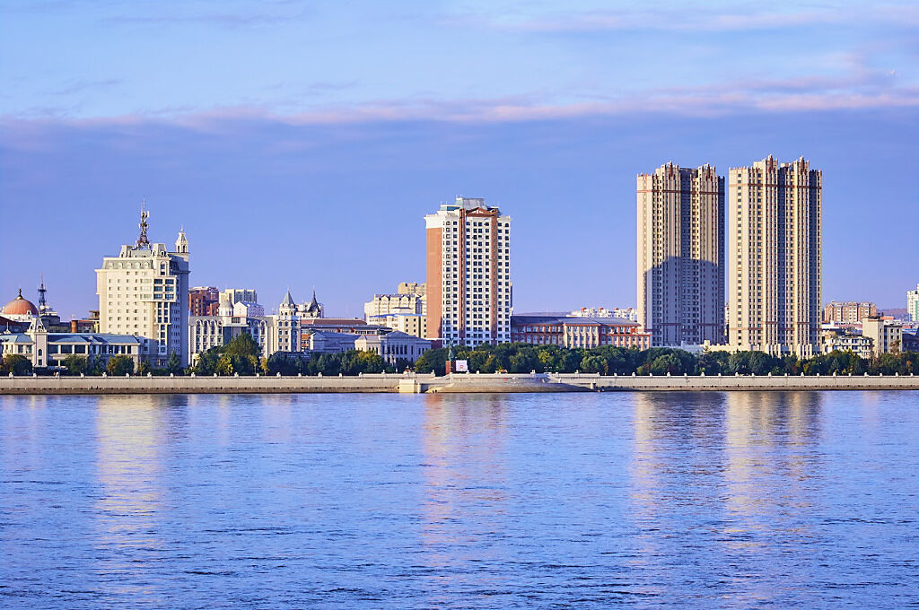 俄羅斯海蘭泡和黑龍江黑河市只有一江之隔，在岸邊就可以看到對方城市的建築。(圖/達志影像)